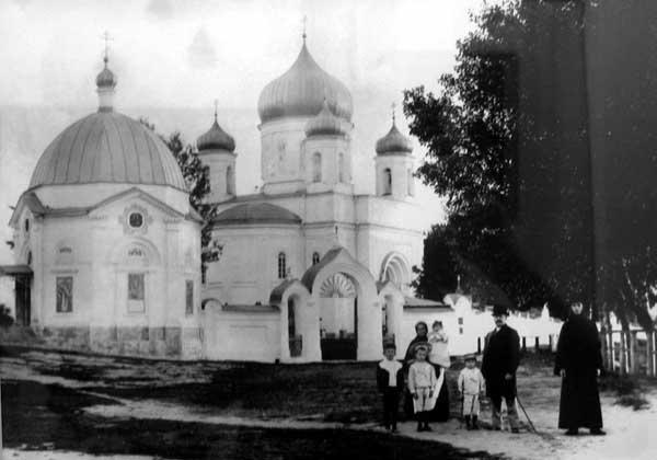 Часовня Казанской иконы Божией Матери, Ржев (Ржевский район и г. Ржев, Тверская область). архивная фотография, Казанская часовня и Вознесенский собор.http://rzhevpress.ru/к-800-летию-ржева/казанская-заступница-в-ржеве.html/attachment/kazanskaya