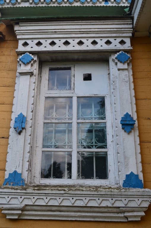 Церковь Введения во храм Пресвятой Богородицы, Рыжево (Егорьевский городской округ, Московская область). архитектурные детали, Один из наличников церкви (у примыкания боковой стены к алтарной)  