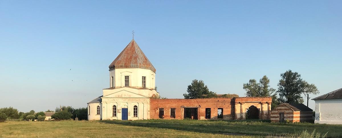 общий вид в ландшафте. Церковь Покрова Пресвятой Богородицы, Красный Лиман (Панинский район, Воронежская область)