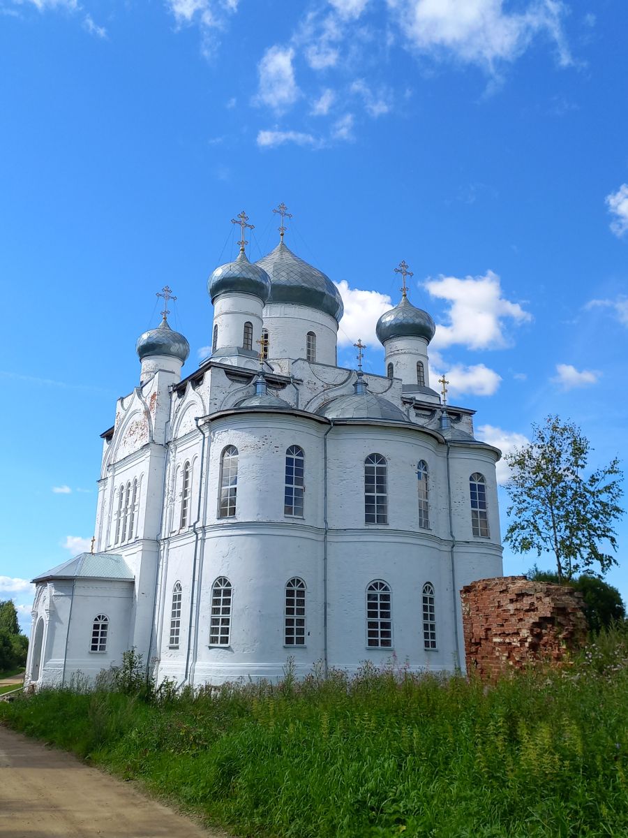 Кумзеро. Церковь Флора и Лавра. фасады