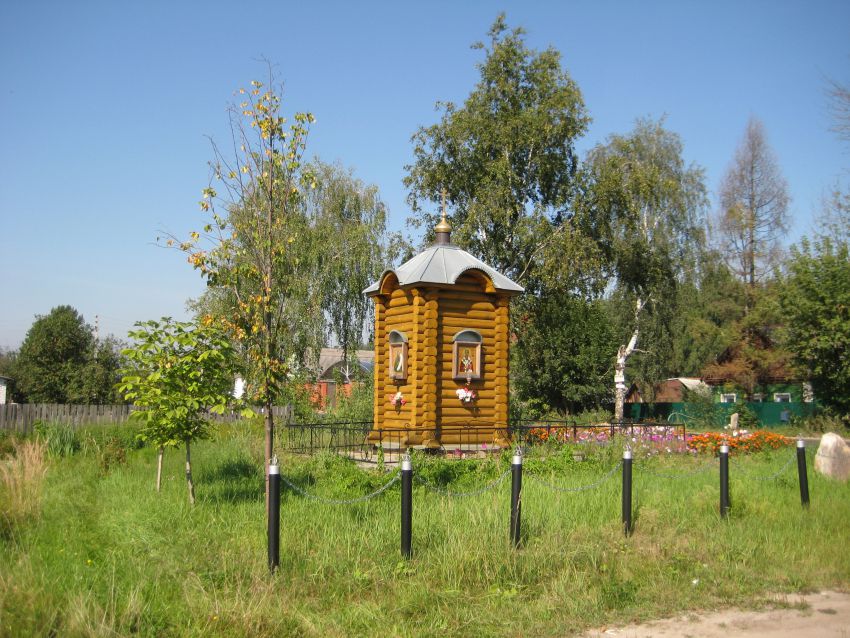 Часовня Покрова Пресвятой Богородицы в посёлке имени Калинина, Павловский Посад (Павлово-Посадский городской округ и г. Электрогорск, Московская область). общий вид в ландшафте