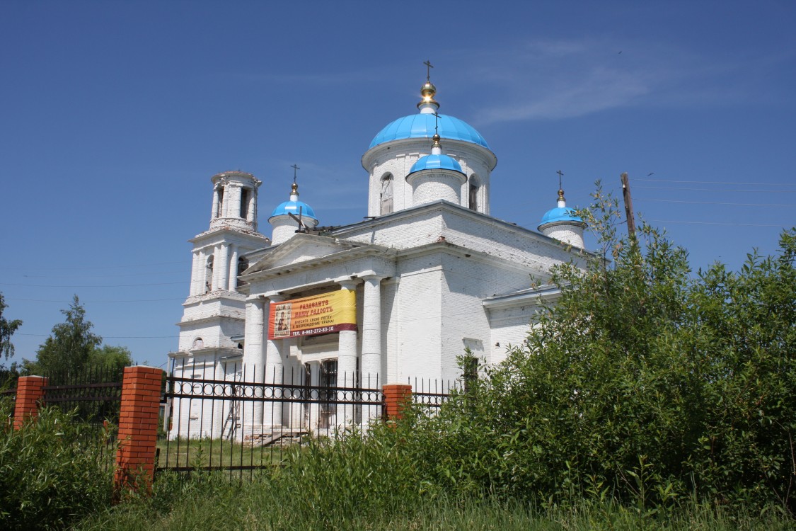 Поповка. Церковь Смоленской иконы Божией Матери. общий вид в ландшафте