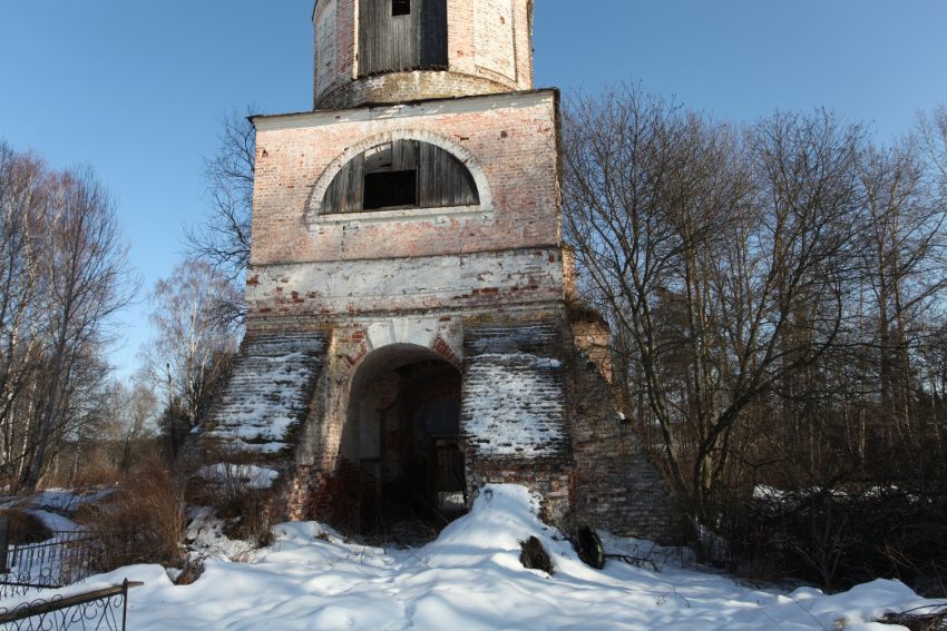 Церковь Рождества Христова, Рождественская Слободка (Любимский район, Ярославская область). фасады, Контрфорсы колокольни.