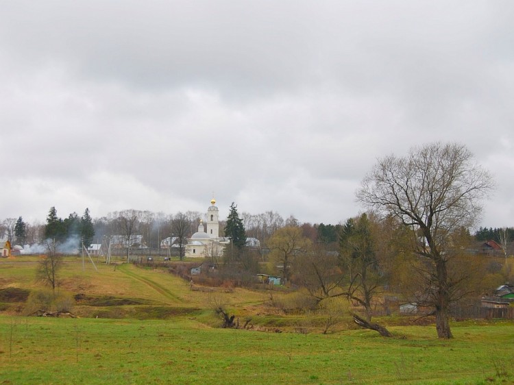 Красный. Церковь Богоявления Господня. общий вид в ландшафте, вид с дороги на Зеленый Курган