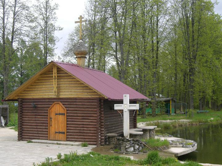 Часовня Феофана Затворника, Николо-Прозорово (Мытищинский городской округ и гг. Долгопрудный, Лобня, Московская область). общий вид в ландшафте