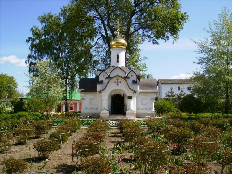 Борисоглебский мужской  монастырь. Часовня Сошествия Святого Духа, Дмитров (Дмитровский городской округ, Московская область). общий вид в ландшафте