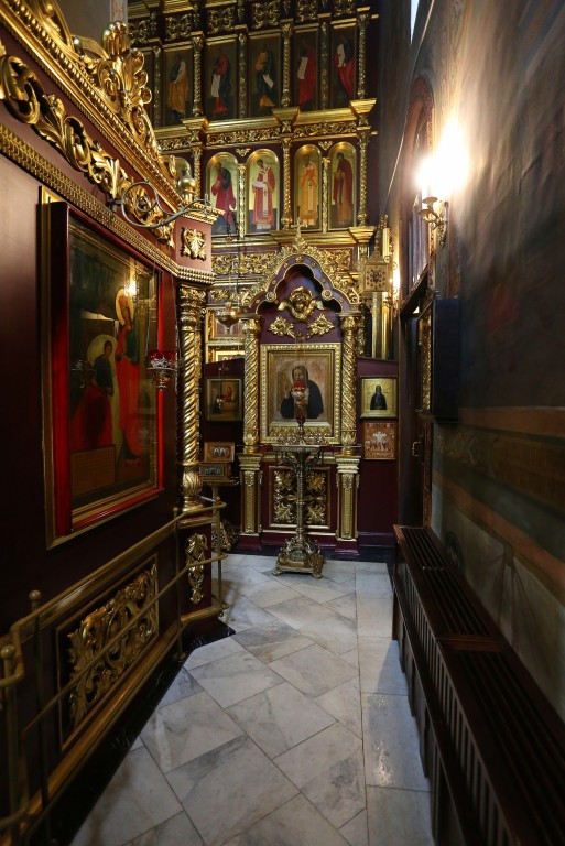 Борисоглебский мужской монастырь. Собор Бориса и Глеба, Дмитров (Дмитровский городской округ, Московская область). интерьер и убранство, Киот с образом преподобного Серафима Саровского