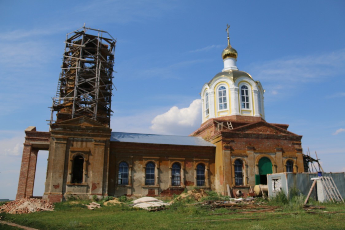 Меловатка. Церковь Митрофана Воронежского. фасады, Церковь начали рестоврировать в 2015 году. Внутри вовсю штукатурят гастайбайтеры, жалко если замажут росписи.