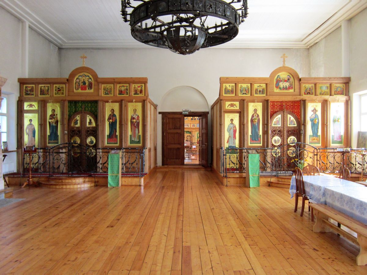 Троицкий Никандров Городноезерский женский монастырь. Церковь Троицы Живоначальной, Никандрово (Любытинский район, Новгородская область). интерьер и убранство, Внутреннее убранство теплого храма