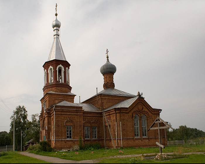 Церковь Антония и Феодосия Печерских, Перёдки (Боровичский район, Новгородская область). общий вид в ландшафте, Вид с юго-запада