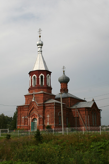 Церковь Антония и Феодосия Печерских, Перёдки (Боровичский район, Новгородская область). общий вид в ландшафте, Вид с запада