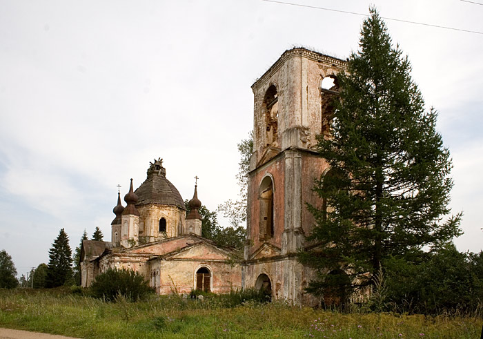 Тельбовичи. Церковь Георгия Победоносца. общий вид в ландшафте