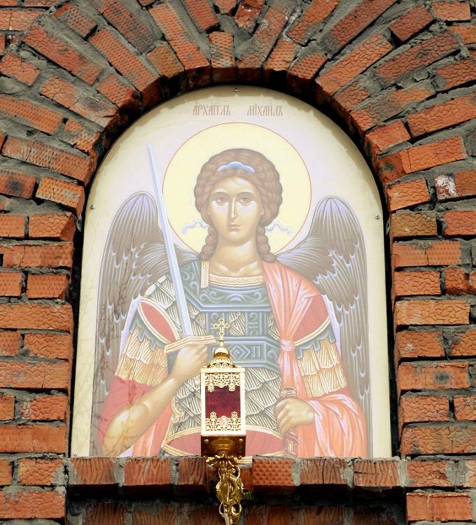 Церковь Михаила Архангела в Северном, Калуга (Калуга, город, Калужская область). архитектурные детали, Икона Архангела Михаила на восточном фасаде храма