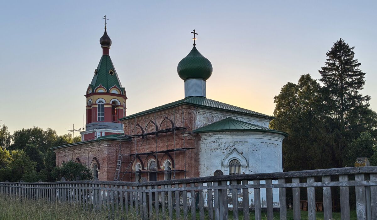Церковь Георгия Победоносца, Капустино (Чеховский городской округ, Московская область). документальные фотографии, 11 июля 2025 года. Реставрация продолжается 