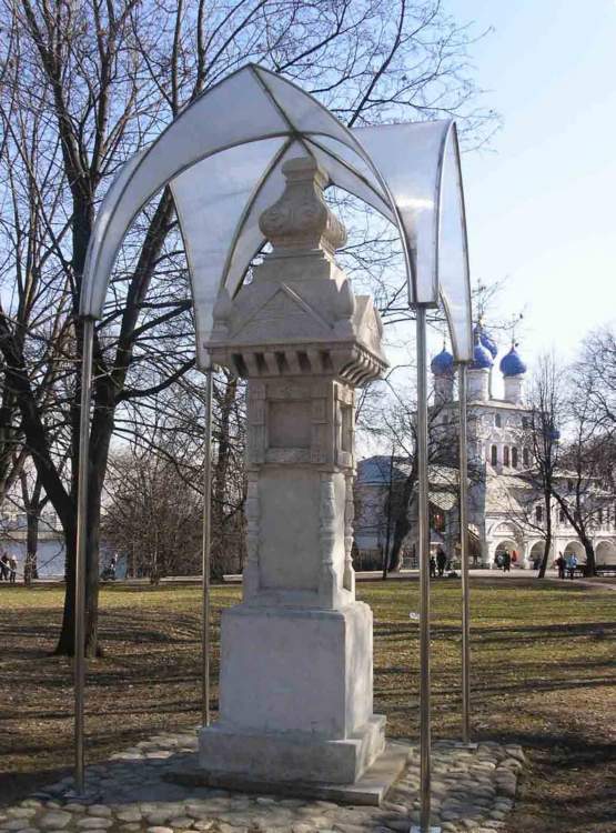 Нагатинский затон. Памятный столб-часовня из деревни Шайдорово. общий вид в ландшафте