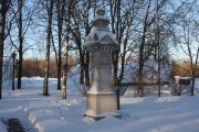 Нагатинский затон. Памятный столб-часовня из деревни Шайдорово
