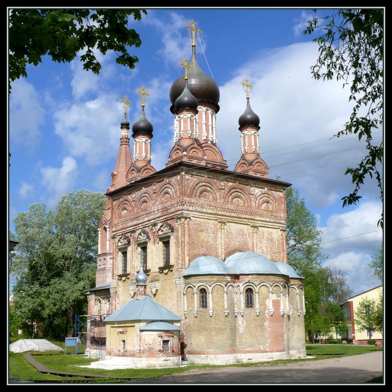 Мещерское. Церковь Покрова Пресвятой Богородицы. общий вид в ландшафте