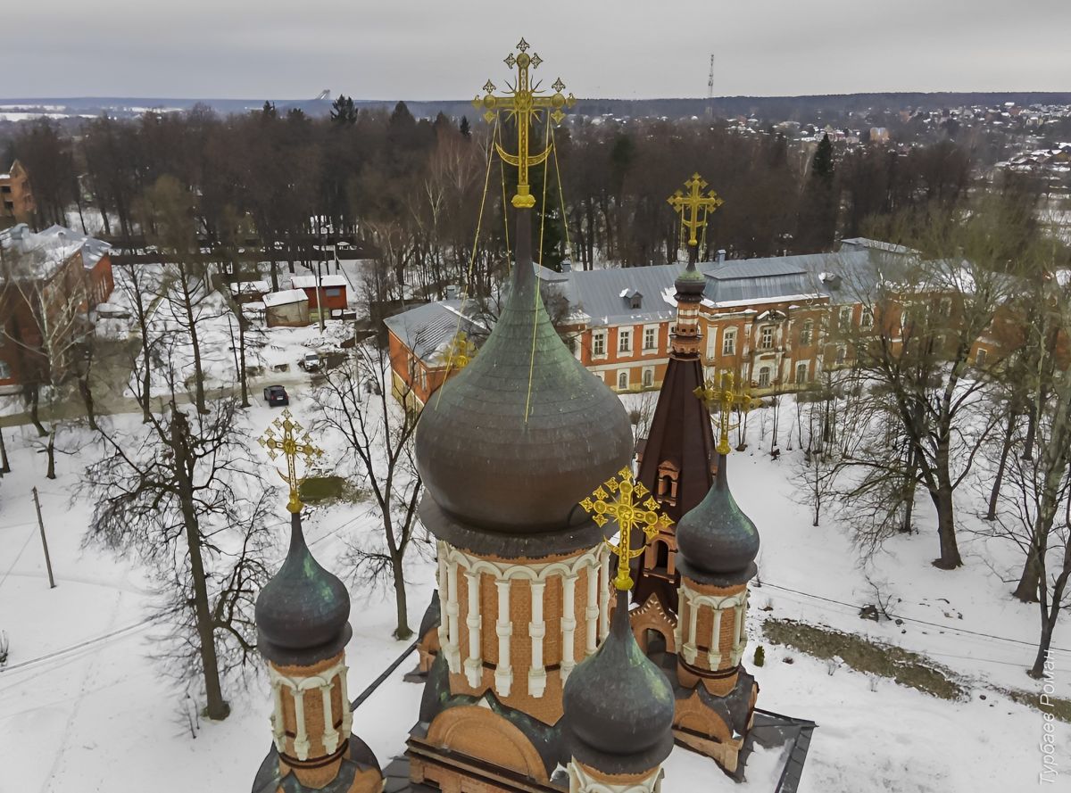Церковь Покрова Пресвятой Богородицы, Мещерское (Чеховский городской округ, Московская область). архитектурные детали, Главы