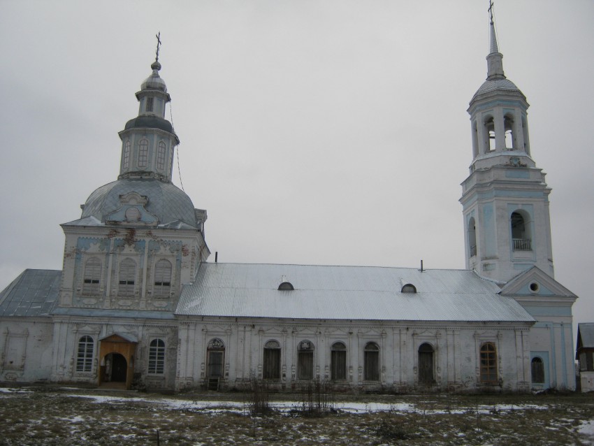 Церковь Петра и Павла, Петровское (Уржумский район, Кировская область). фасады, Фото храма с северной стороны, после обновления крыши новым покрытием.