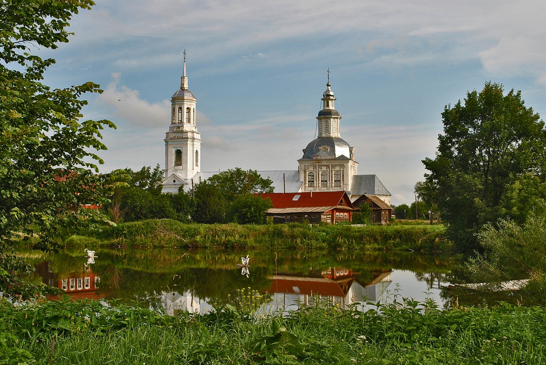 Петровское. Церковь Петра и Павла. общий вид в ландшафте, Красивая церковь в селе Петровское Уржумского района.