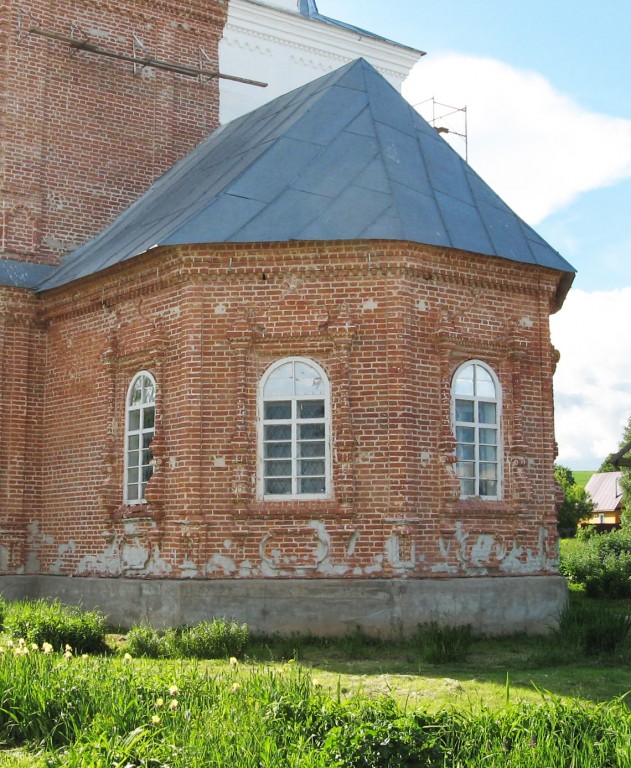 Церковь Петра и Павла, Петровское (Уржумский район, Кировская область). архитектурные детали, Пятигранная апсида храма  с шатровой кровлей