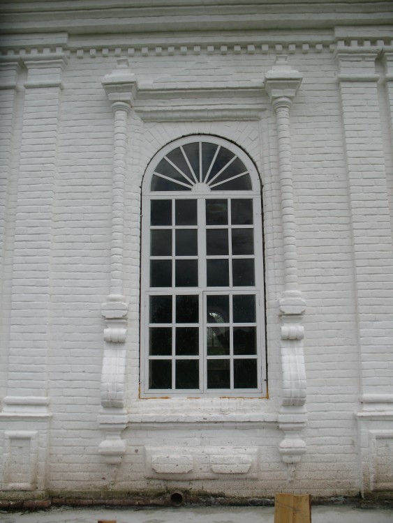 Петровское. Церковь Петра и Павла. архитектурные детали, окно в храме