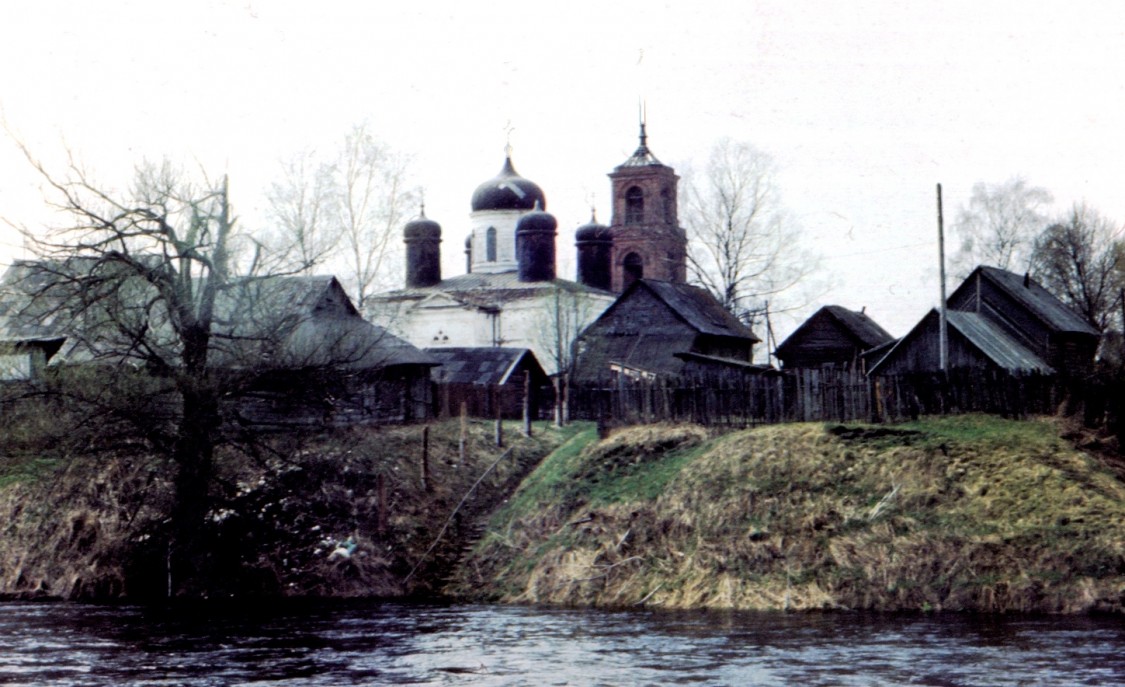 Церковь Успения Пресвятой Богородицы, Берёзовский Рядок (Бологовский район, Тверская область). общий вид в ландшафте