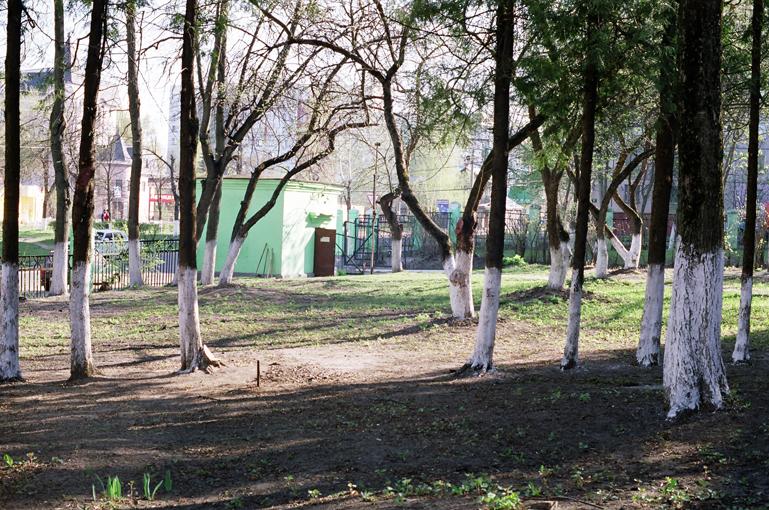 Церковь Кирилла и Мефодия, Орёл (Орёл, город, Орловская область). общий вид в ландшафте, Место церкви. Проходная железнодорожной больницы. Улица Русанова (бывший Мацневский пер.).