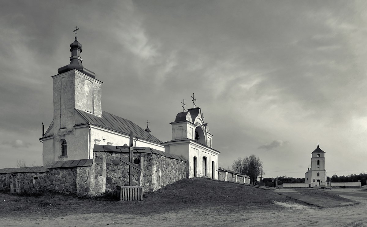 Новый Свержень. Церковь Успения Пресвятой Богородицы. архивная фотография, Фото Успенской церкви и католического костёла Петра и Павла, выполненная в 1910-х гг.