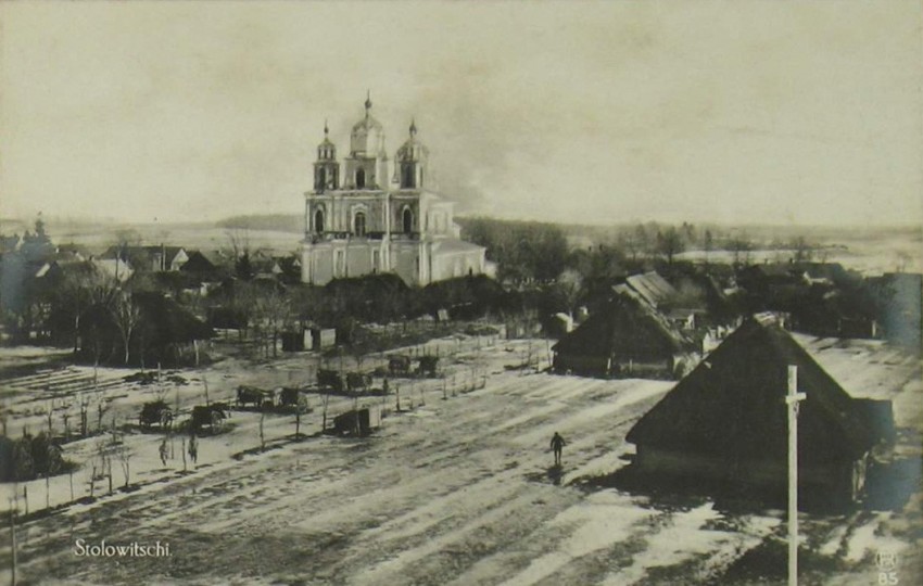 Церковь Александра Невского, Столовичи (Барановичский район, Беларусь, Брестская область). архивная фотография, Фотооткрытка периода Первой мировой войны из альбома Петера Бека. Общий вид на деревню Столовичи и Свято-Успенскую церковь. http://1871.by/listing/stolovichi-russkaya-cerkov/