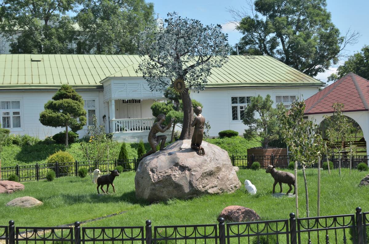 Жировичский Успенский мужской монастырь, Жировичи (Слонимский район, Беларусь, Гродненская область). дополнительная информация, Территория