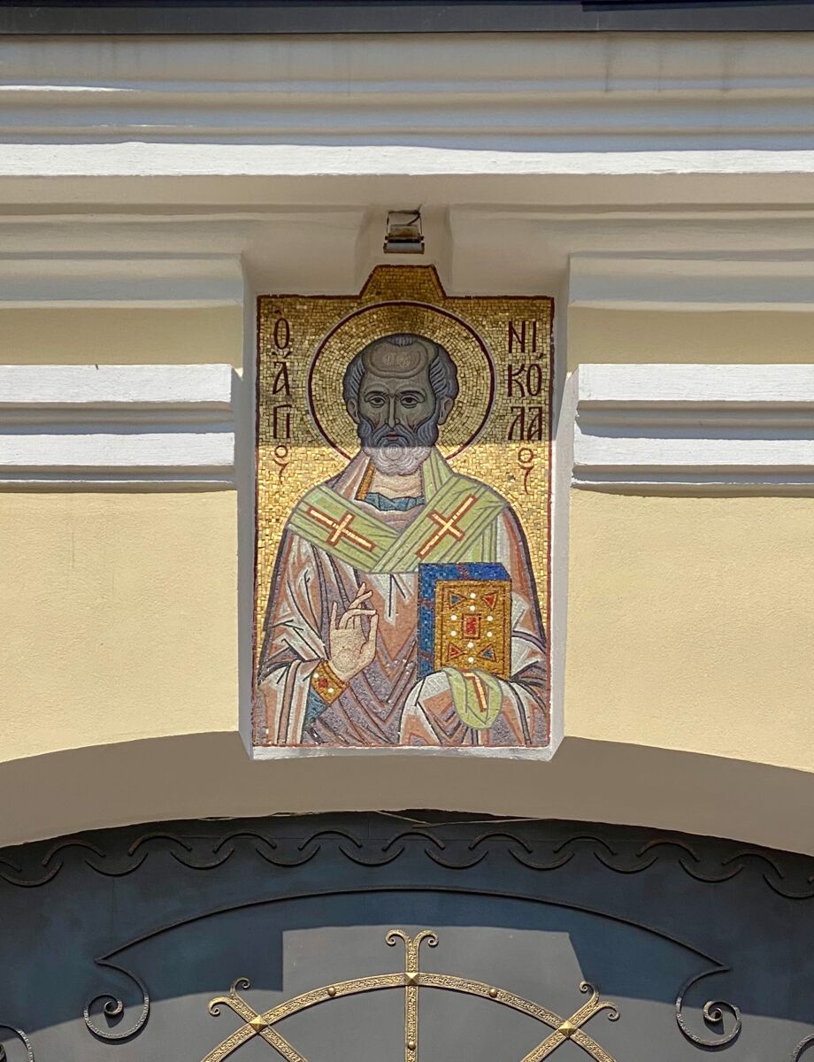 Кафедральный собор Николая Чудотворца, Новогрудок (Новогрудский район, Беларусь, Гродненская область). дополнительная информация, Мозаичный образ свт. Николая над входом
