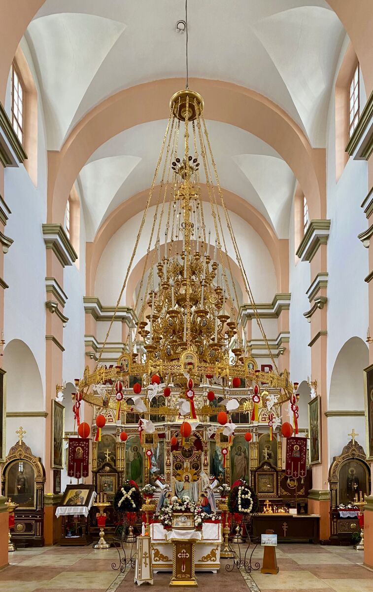 Кафедральный собор Николая Чудотворца, Новогрудок (Новогрудский район, Беларусь, Гродненская область). интерьер и убранство, Средний неф, вид от входа