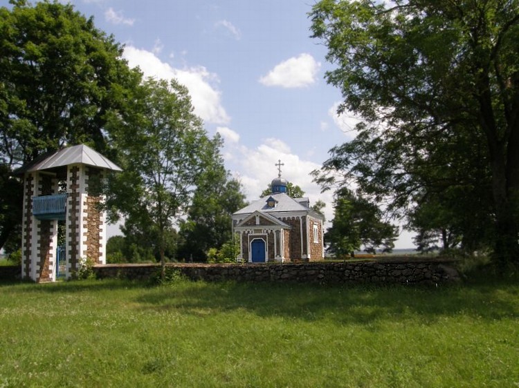 Церковь Покрова Пресвятой Богородицы, Большие Князиковцы (Ивьевский район, Беларусь, Гродненская область). общий вид в ландшафте