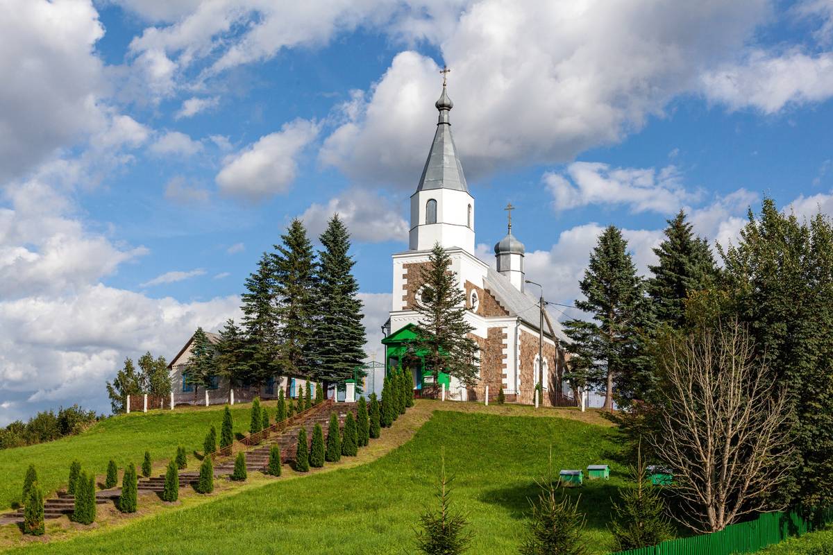 общий вид в ландшафте. Церковь Александра Невского, Крево (Сморгонский район, Беларусь, Гродненская область)