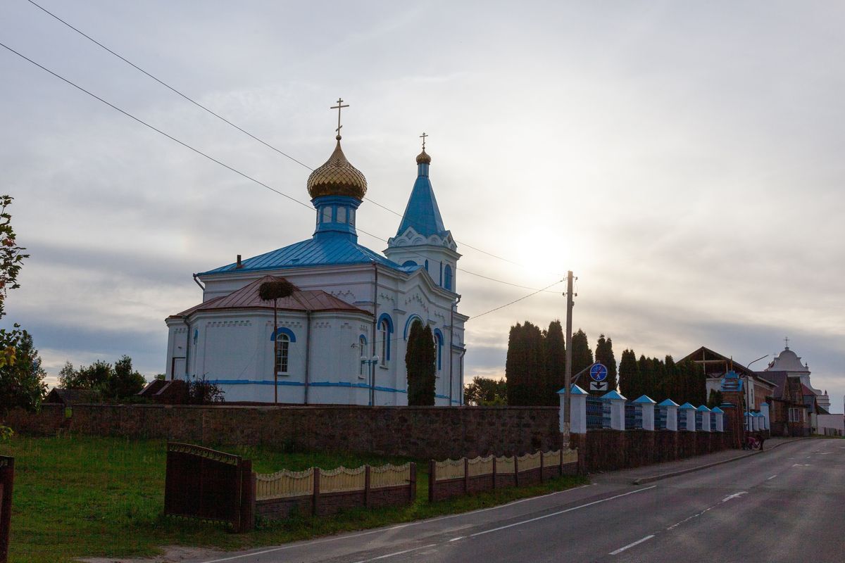 общий вид в ландшафте. Церковь Георгия Победоносца, Гольшаны (Ошмянский район, Беларусь, Гродненская область)