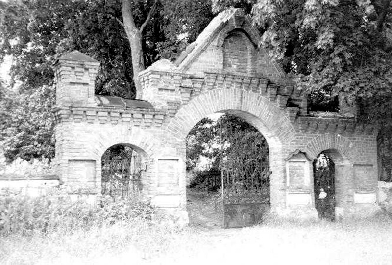 Церковь Михаила Архангела, Михайловский Погост (Островский район, Псковская область). архивная фотография, Фото конца 1960-х гг. Святые ворота.