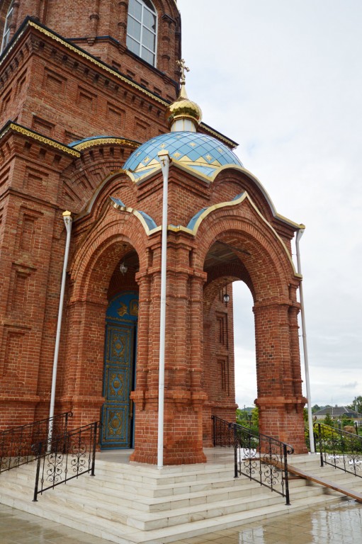 Церковь Казанской иконы Божией Матери, Латное (Семилукский район, Воронежская область). архитектурные детали, Паперть храма