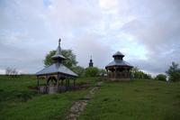 Часовня Казанской иконы Божией Матери, Часовня Казанской иконы Божией Матери выстроена возле одноименного источника известного с XIX в. На снимке сделанного от купальни, в кадр не попавшей, по мере удаления: сень над источником, беседка для отдыха и собственно сама часовня.<br>, Озерово, Урицкий район, Орловская область