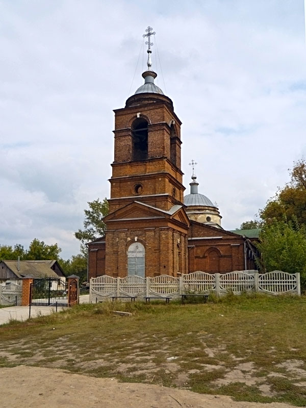 Церковь Покрова Пресвятой Богородицы, Большая Куликовка (Орловский район, Орловская область). фасады, Храм, как и многие другие, находится в процессе реставрации. Но внутреннее убранство, похоже, уже завершено.