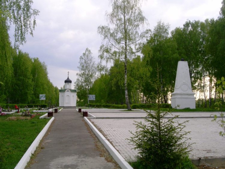 Часовня Георгия Победоносца у мемориала воинской славы, Чернишня (Жуковский район, Калужская область). общий вид в ландшафте, Справа - исторический столб-обелиск на границе Московской и Калужской губерний