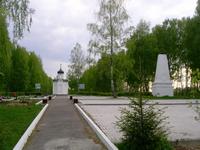 Часовня Георгия Победоносца у мемориала воинской славы, Справа - исторический столб-обелиск на границе Московской и Калужской губерний<br>, Чернишня, Жуковский район, Калужская область