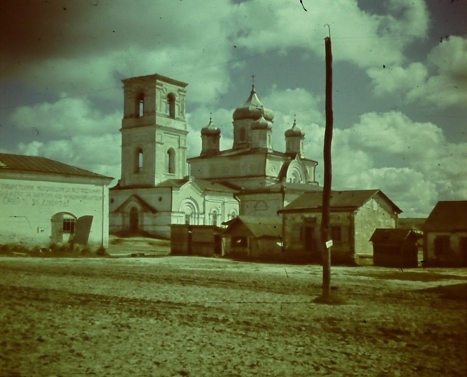 Репьёвка. Церковь Петра и Павла. архивная фотография, Надпись на стене здания слева: 