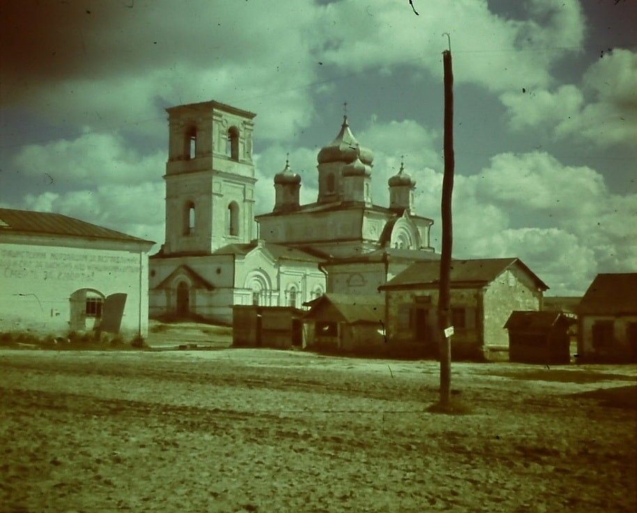 Церковь Петра и Павла, Репьёвка (Репьёвский район, Воронежская область). архивная фотография, Надпись на стене здания слева: 
