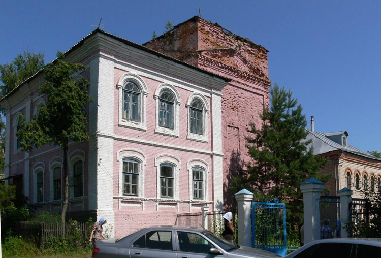 Церковь Алексия, митрополита Московского, быв. Христорождественского монастыря, Болхов (Болховский район, Орловская область). фасады, Церковь - красное здание в центре	      
