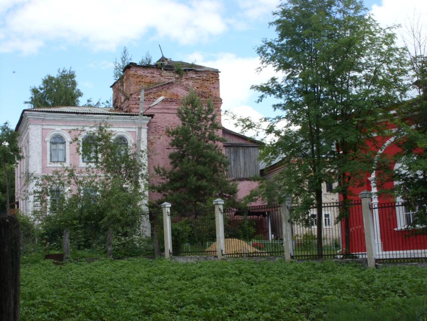 Церковь Алексия, митрополита Московского, быв. Христорождественского монастыря, Болхов (Болховский район, Орловская область). общий вид в ландшафте, Жилой дом - бывшая Алексеевская церковь Христорождественского монастыря.
