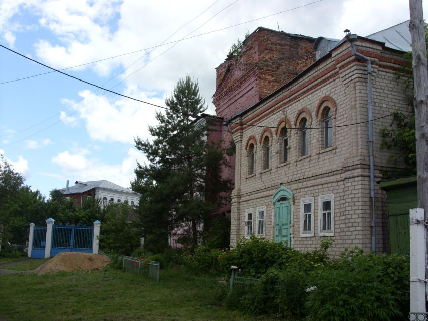 Церковь Алексия, митрополита Московского, быв. Христорождественского монастыря, Болхов (Болховский район, Орловская область). общий вид в ландшафте, Красное высокое здание по ул. Воровского д.14. - бывшая церковь.
