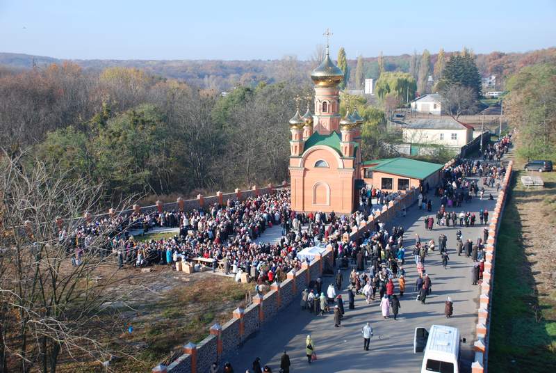 Покровская Голосеевская пустынь. Часовня Николая Чудотворца, Голосеев (Голосеевский район, Украина, г. Киев). общий вид в ландшафте
