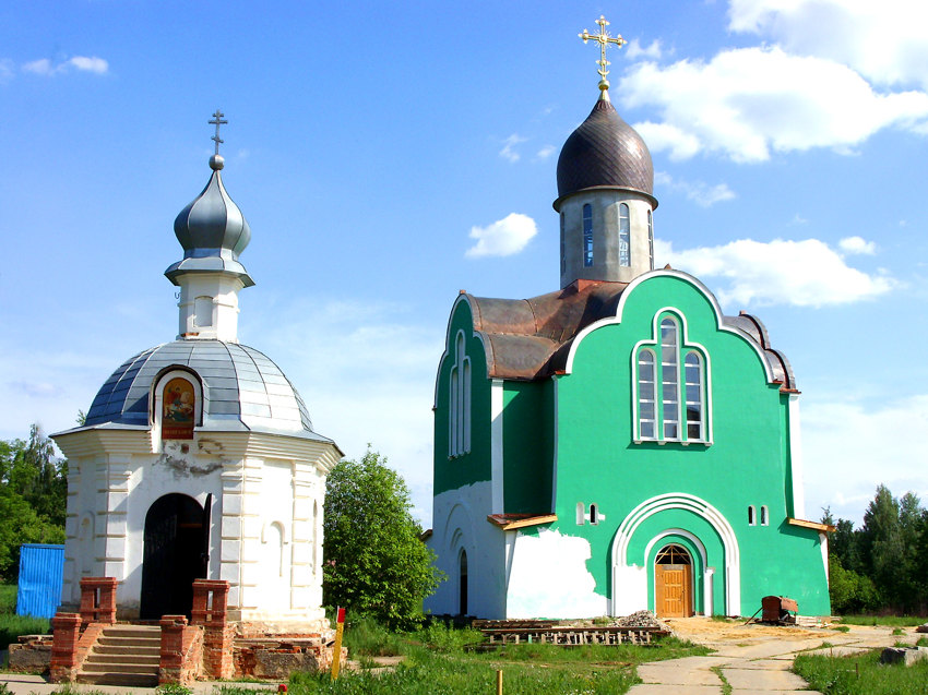 Церковь Матроны Московской в Северном, Орёл (Орёл, город, Орловская область). общий вид в ландшафте, Часовня Георгия Победоносца (слева) и строящаяся церковь Матроны Московской
