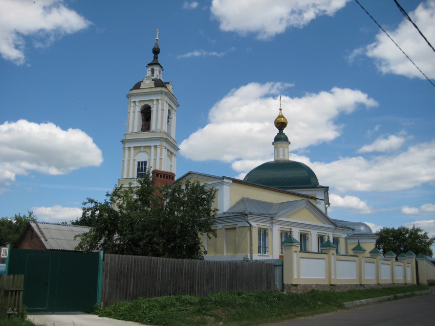 Коломна. Церковь Троицы Живоначальной на Репне. общий вид в ландшафте